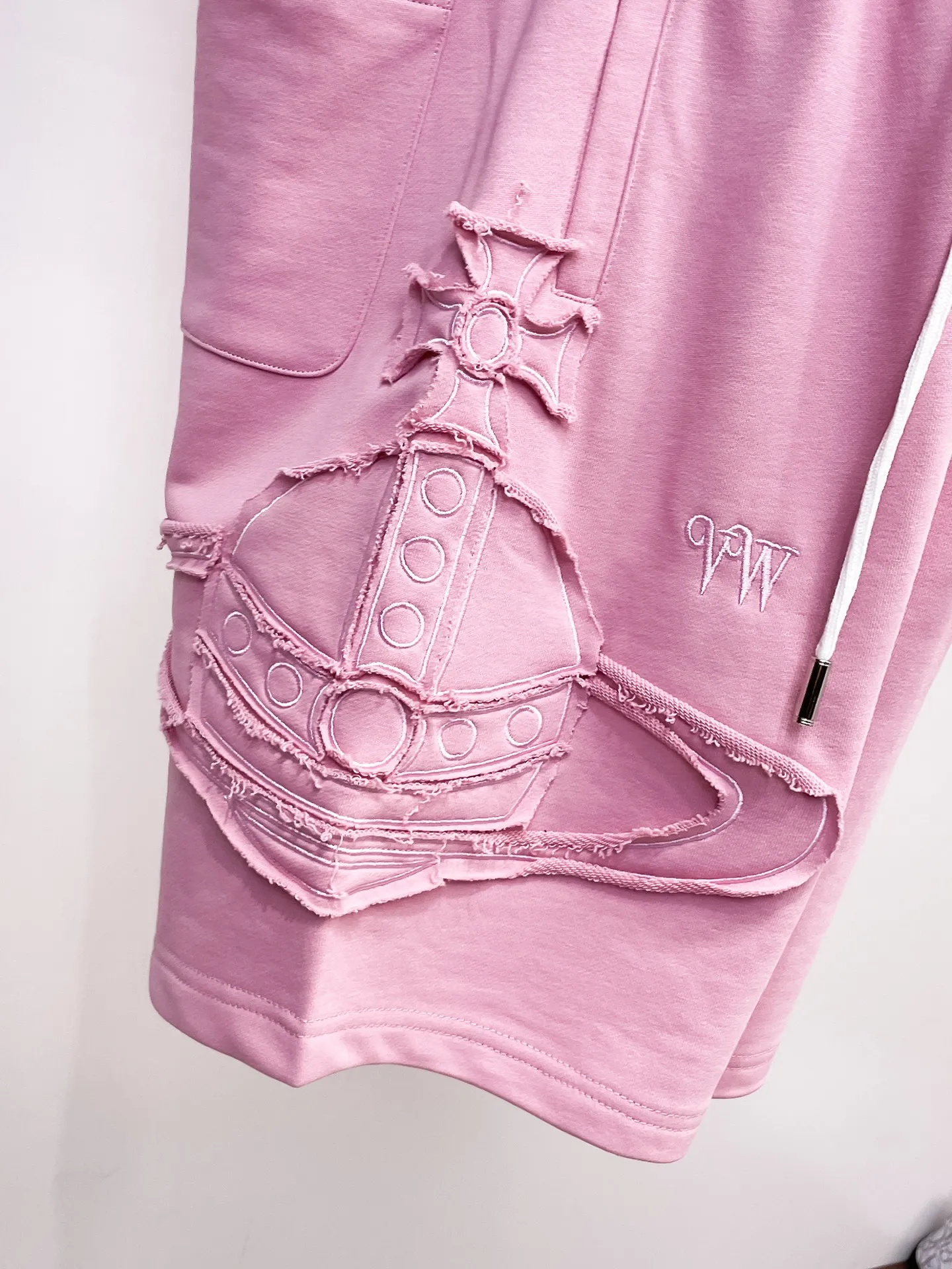 The Queen Mother's three-standard complete 2026 summer New Arrival men's casual shorts, advanced custom-made fabric Breathable fabric, Breathable elasticity and comfort, impeccable details, top-grade accessories, original logo design concept, delicate and soft feel! The upper body fit is awesome! Size: M-XXXL Please state your height and weight when ordering